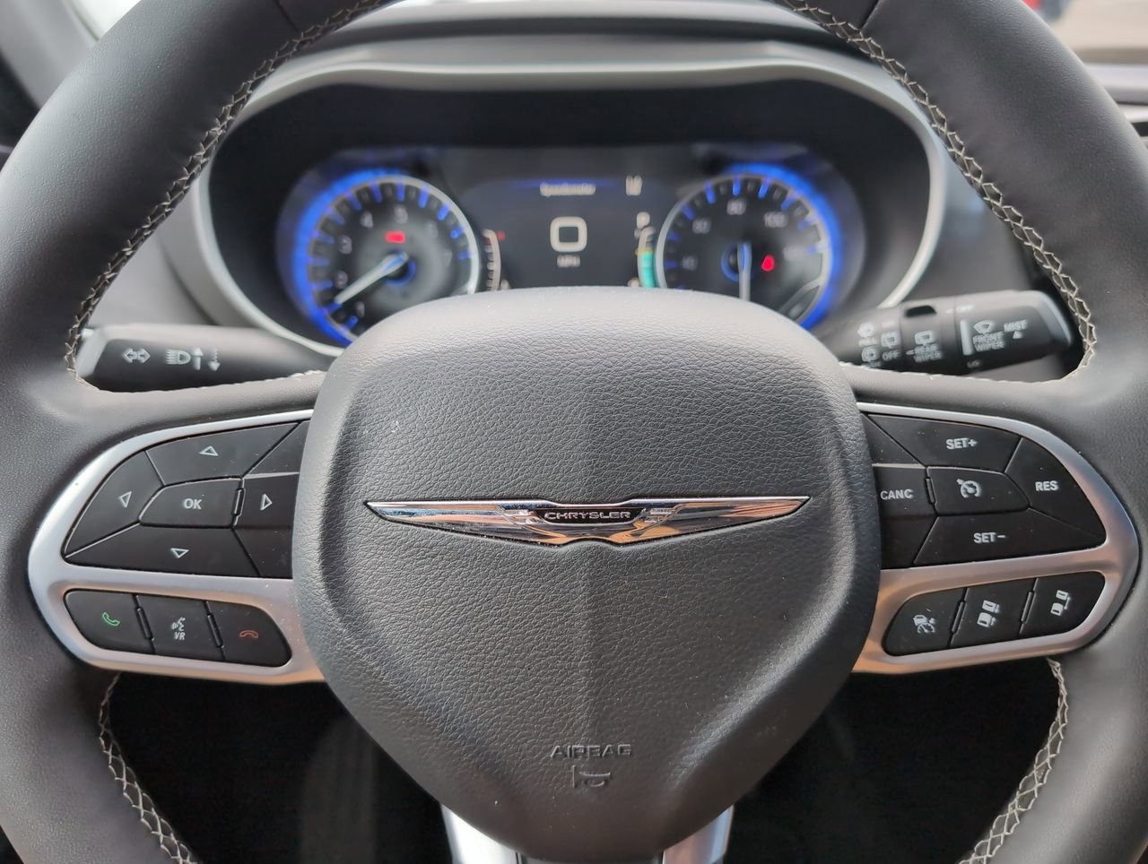 Used 2025 Chrysler Pacifica Select image 17