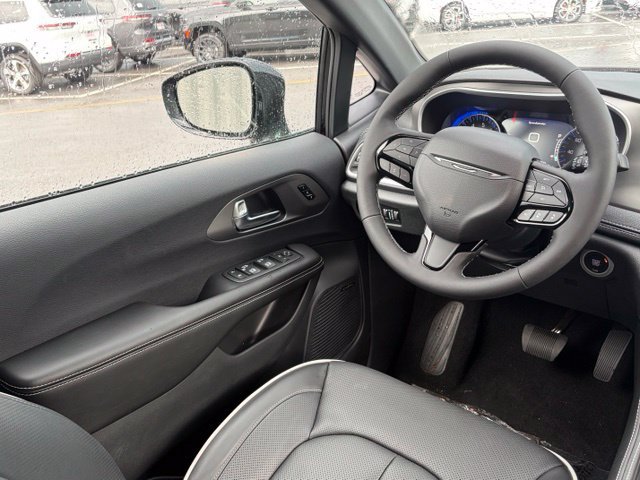 New 2027 Chrysler Pacifica Limited w/ Family Tech Group AWD/4WD image 34
