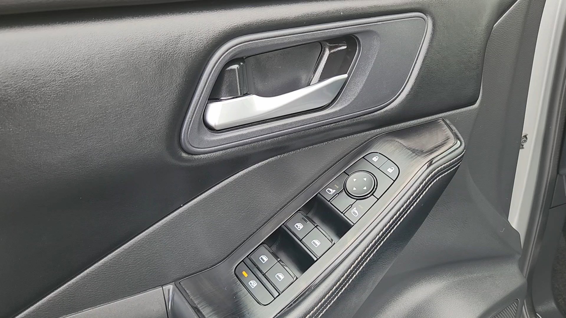 Used 2025 Nissan Rogue SV image 7