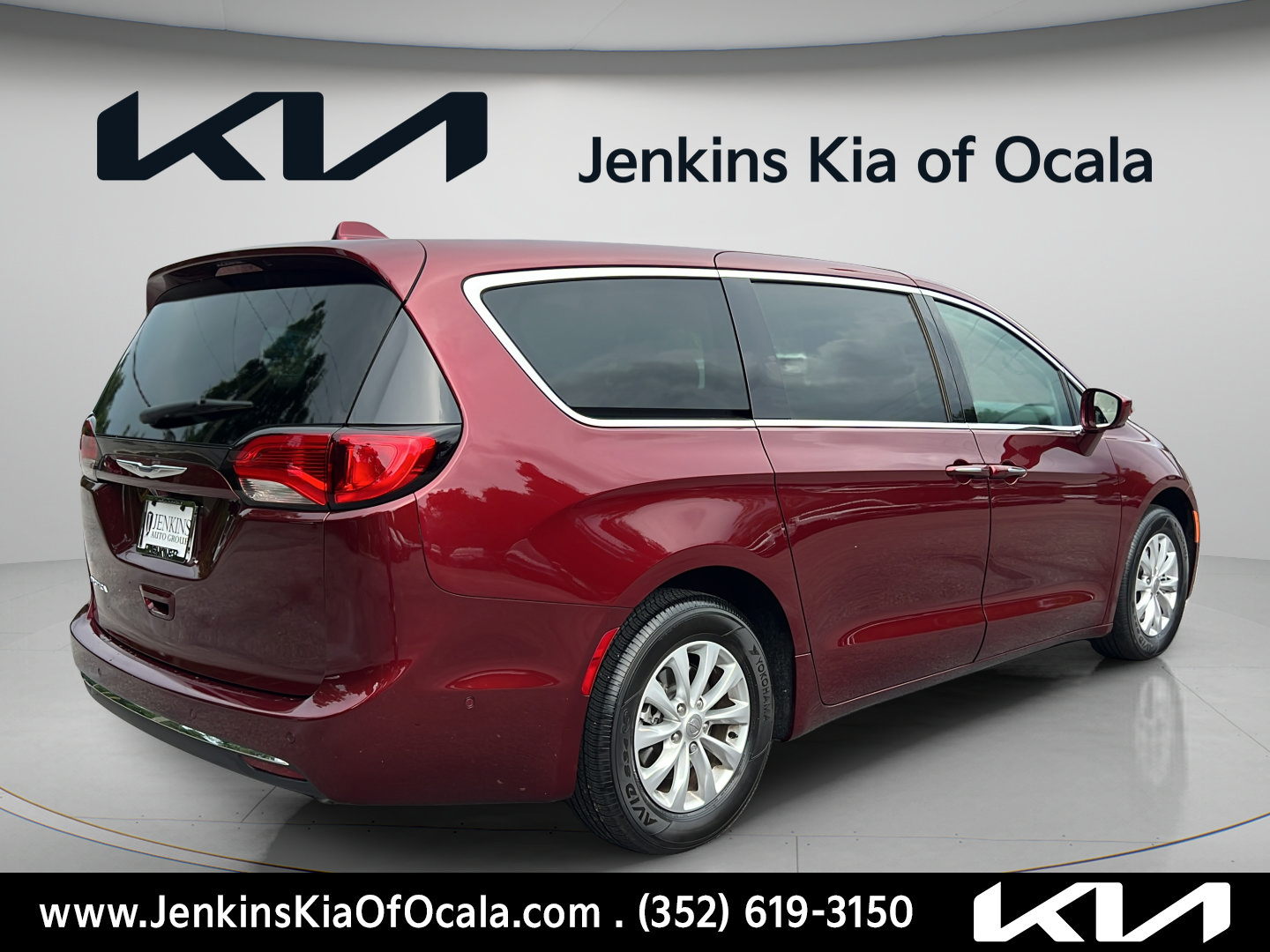 Used 2019 Chrysler Pacifica Touring Plus w/ Advanced Safetytec Group FWD image 3