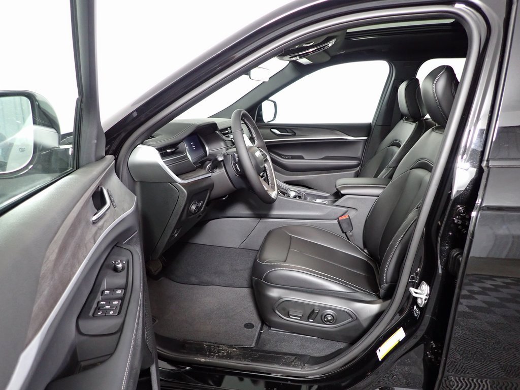 New 2025 Jeep Grand Cherokee L Limited w/ Black Appearance Package image 22