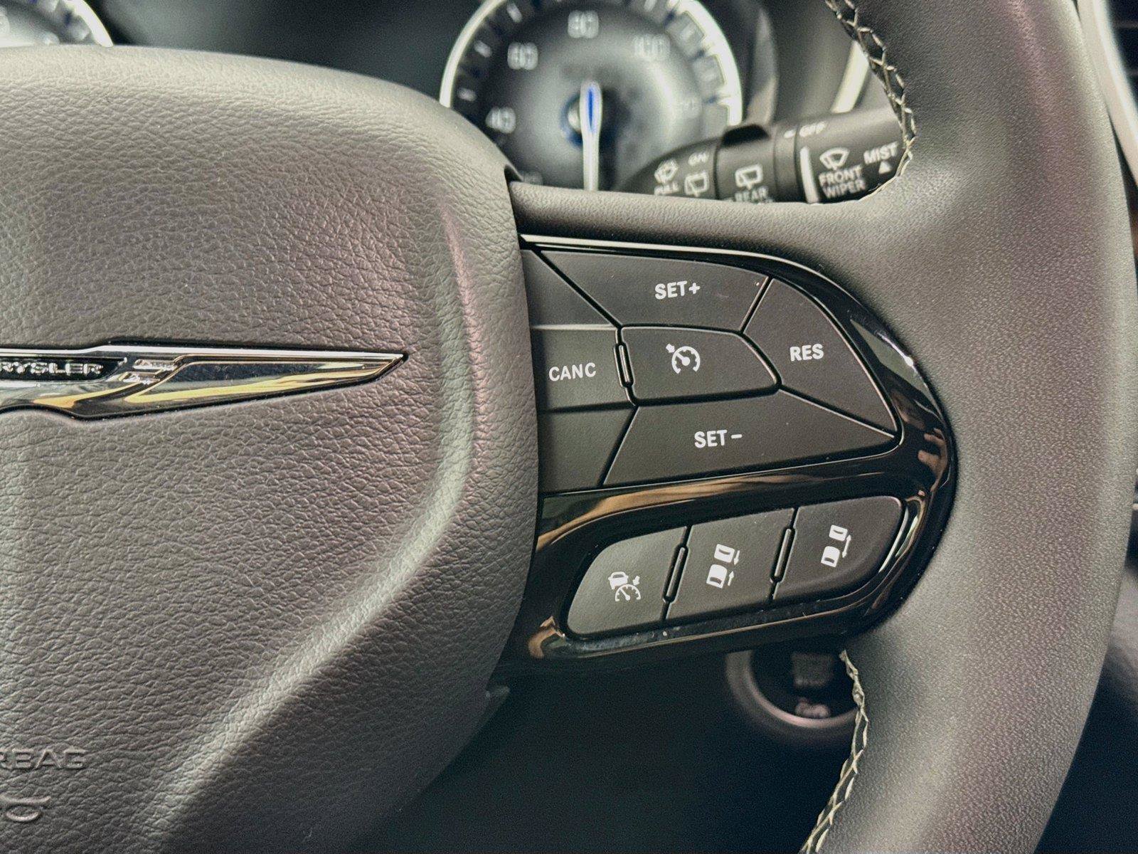 Used 2025 Chrysler Pacifica Limited FWD image 20