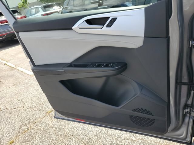 Certified 2025 Volkswagen Taos SE w/ Panoramic Sunroof Package FWD image 35