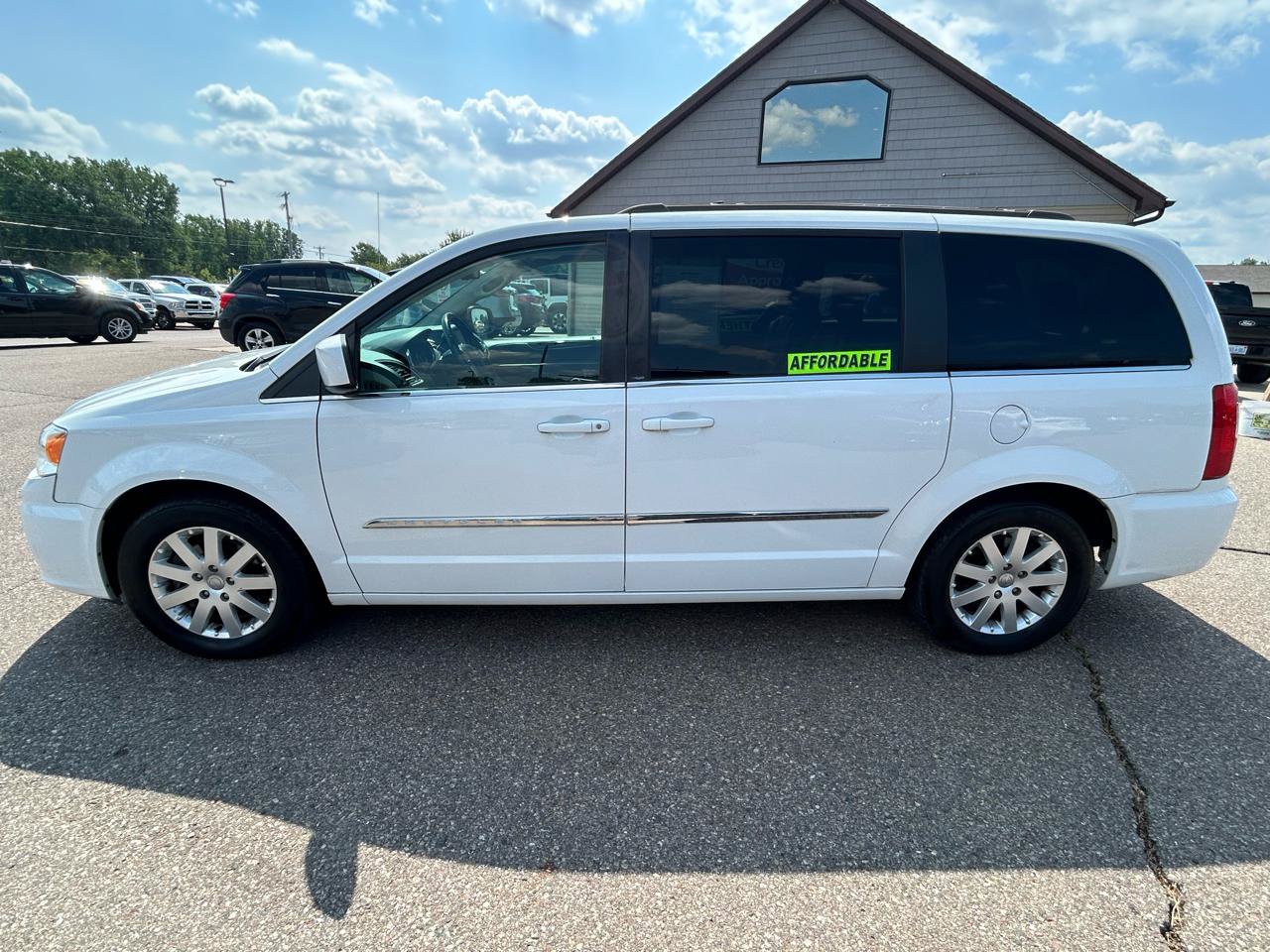 Used 2014 Chrysler Town & Country Touring FWD image 8