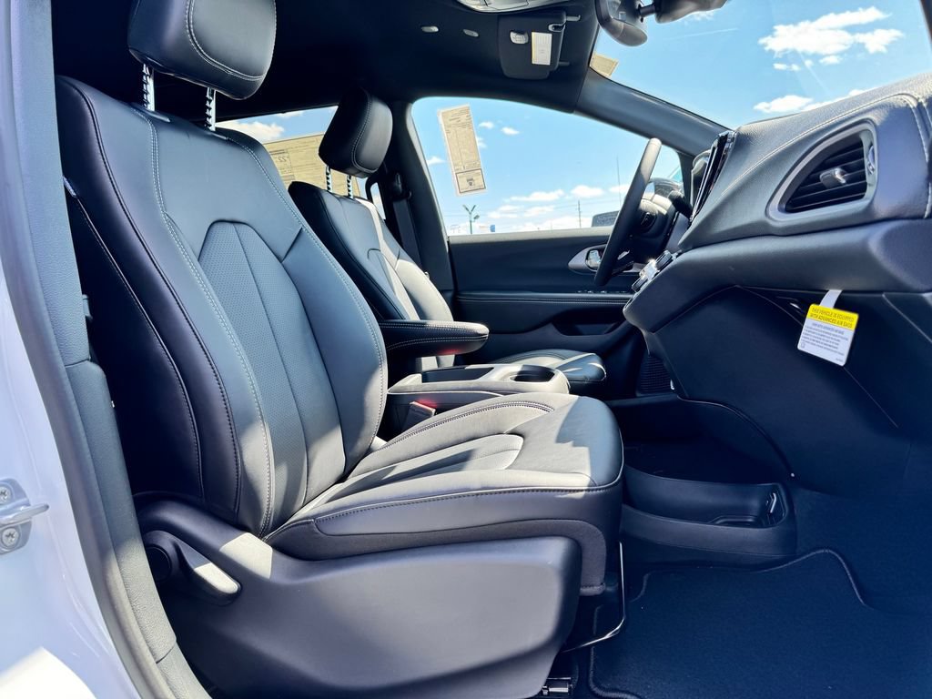 New 2026 Chrysler Pacifica Select FWD image 10