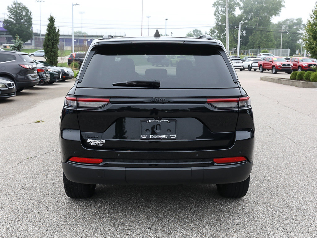 Used 2023 Jeep Grand Cherokee Altitude AWD/4WD image 5