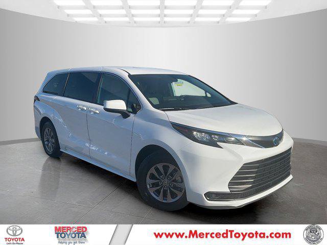 Certified 2025 Toyota Sienna LE image 1