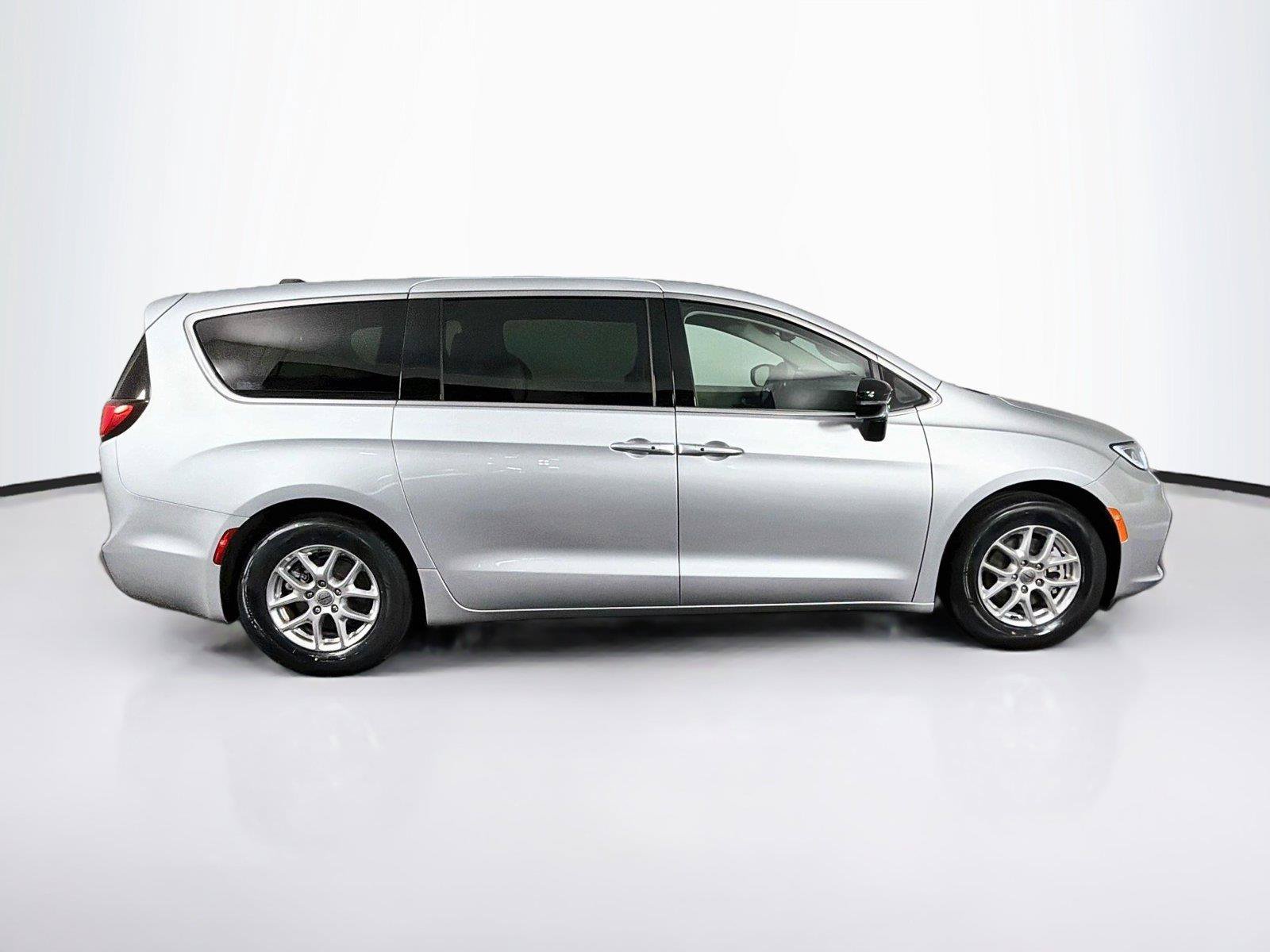 Used 2024 Chrysler Pacifica Touring-L FWD image 12