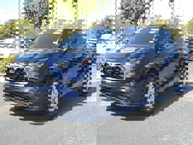 Used 2023 Toyota Highlander L image 2