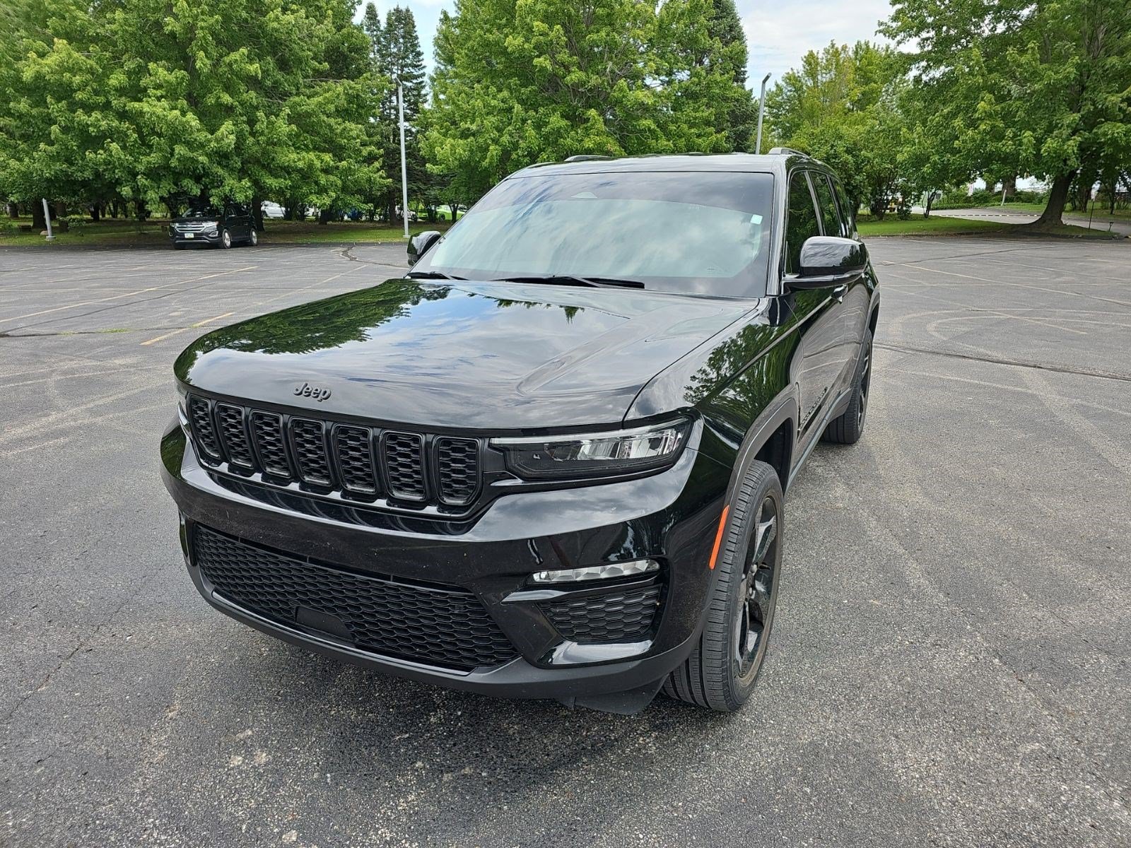 Used 2023 Jeep Grand Cherokee Limited w/ Black Appearance Package AWD/4WD image 2