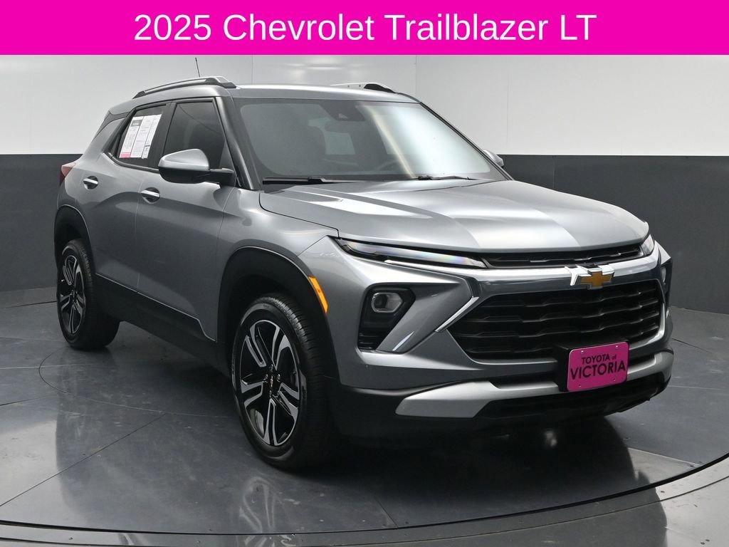 Used 2025 Chevrolet TrailBlazer LT image 2