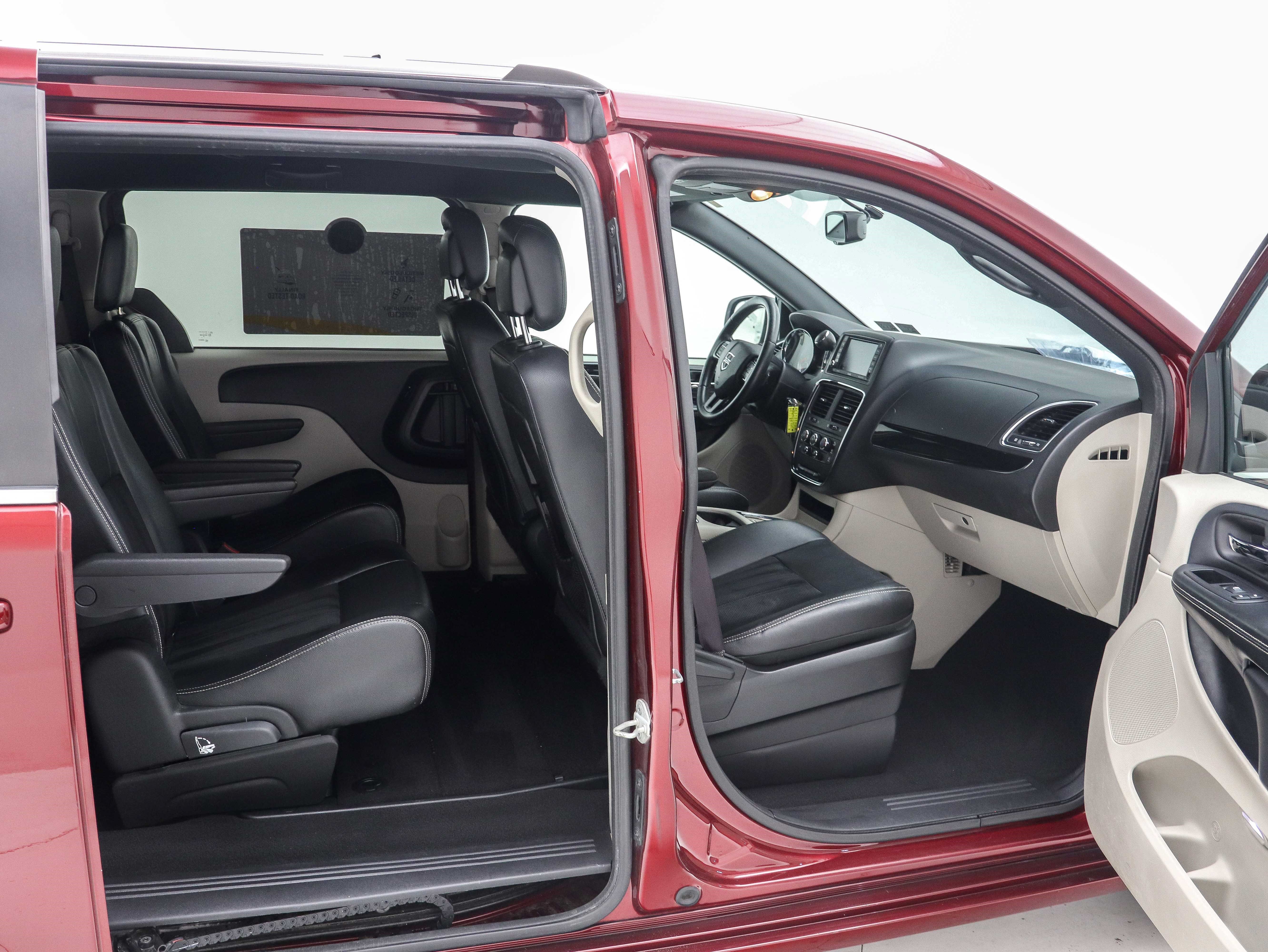 Used 2018 Dodge Grand Caravan SXT FWD image 13
