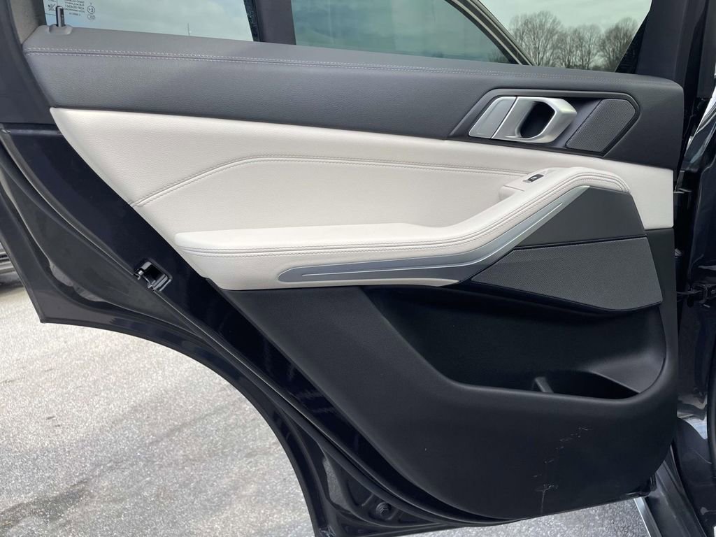 Used 2021 BMW X5 xDrive40i w/ Premium Package image 2