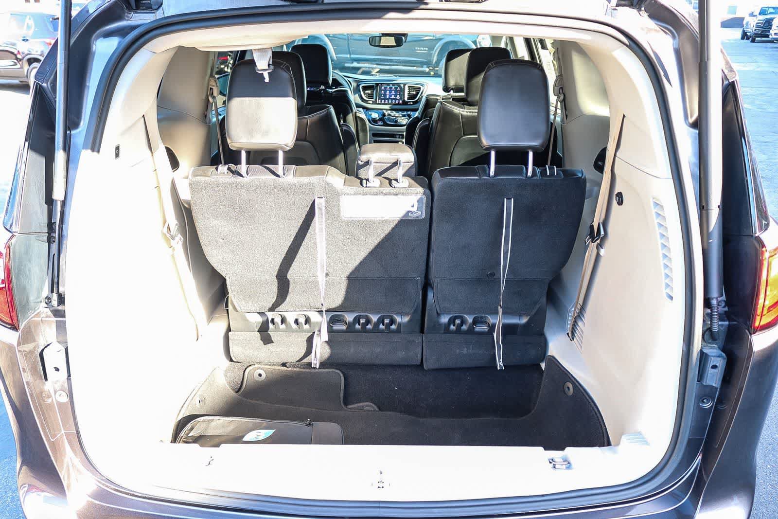 Used 2019 Chrysler Pacifica Limited w/ Advanced Safetytec Group FWD image 27