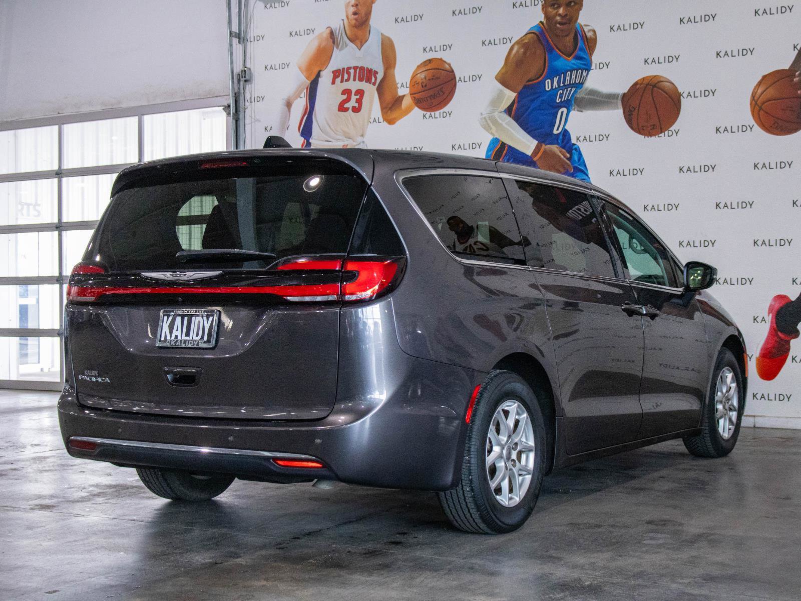 Used 2023 Chrysler Pacifica Touring-L FWD image 25