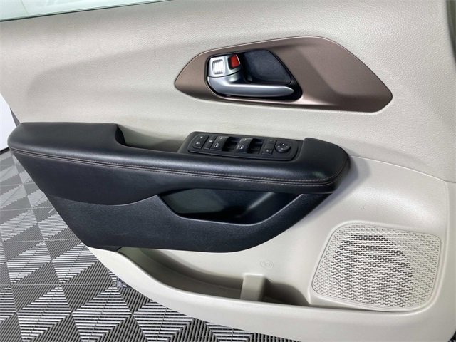 Used 2018 Chrysler Pacifica Touring-L image 24