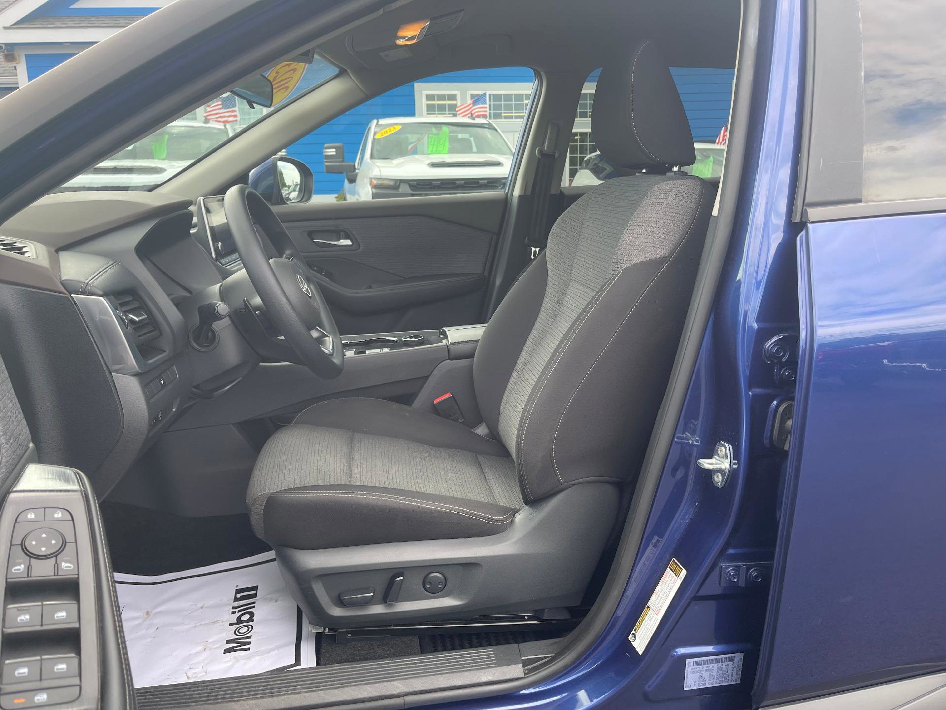 Used 2023 Nissan Rogue SV image 4