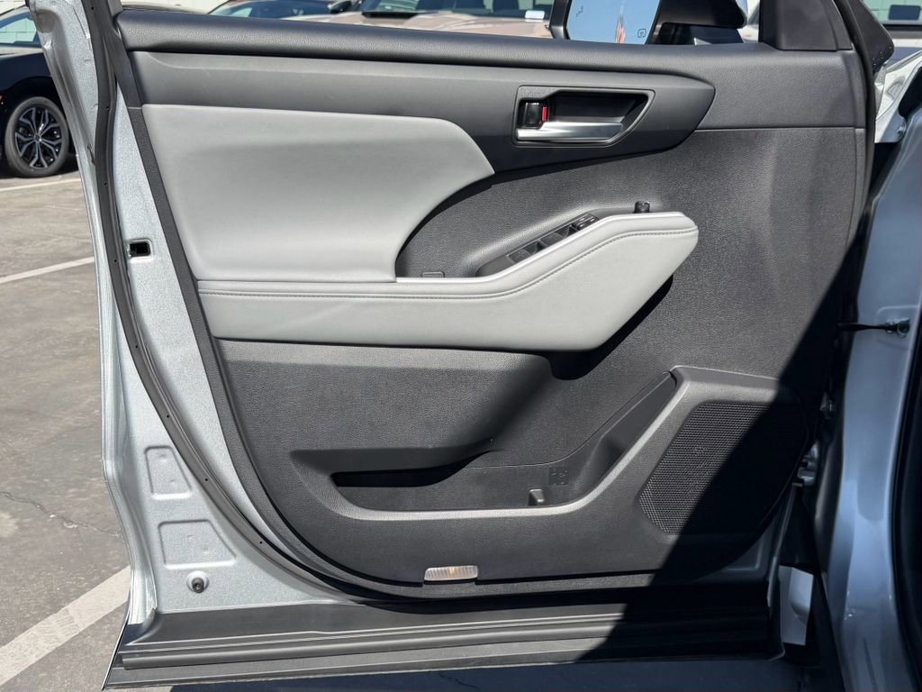 Certified 2024 Toyota Highlander XLE image 13
