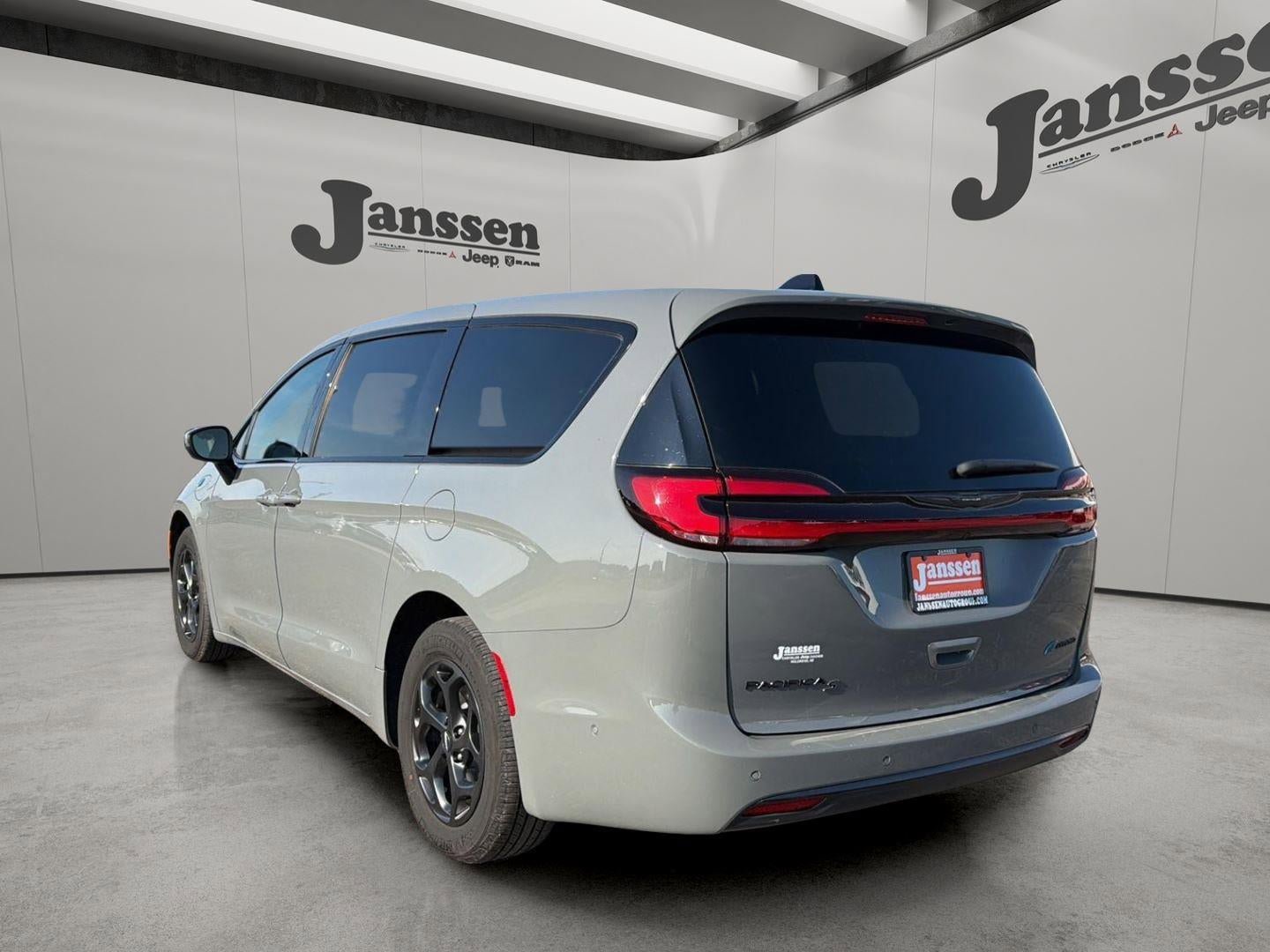 Used 2023 Chrysler Pacifica Touring-L w/ S Appearance Package FWD image 2