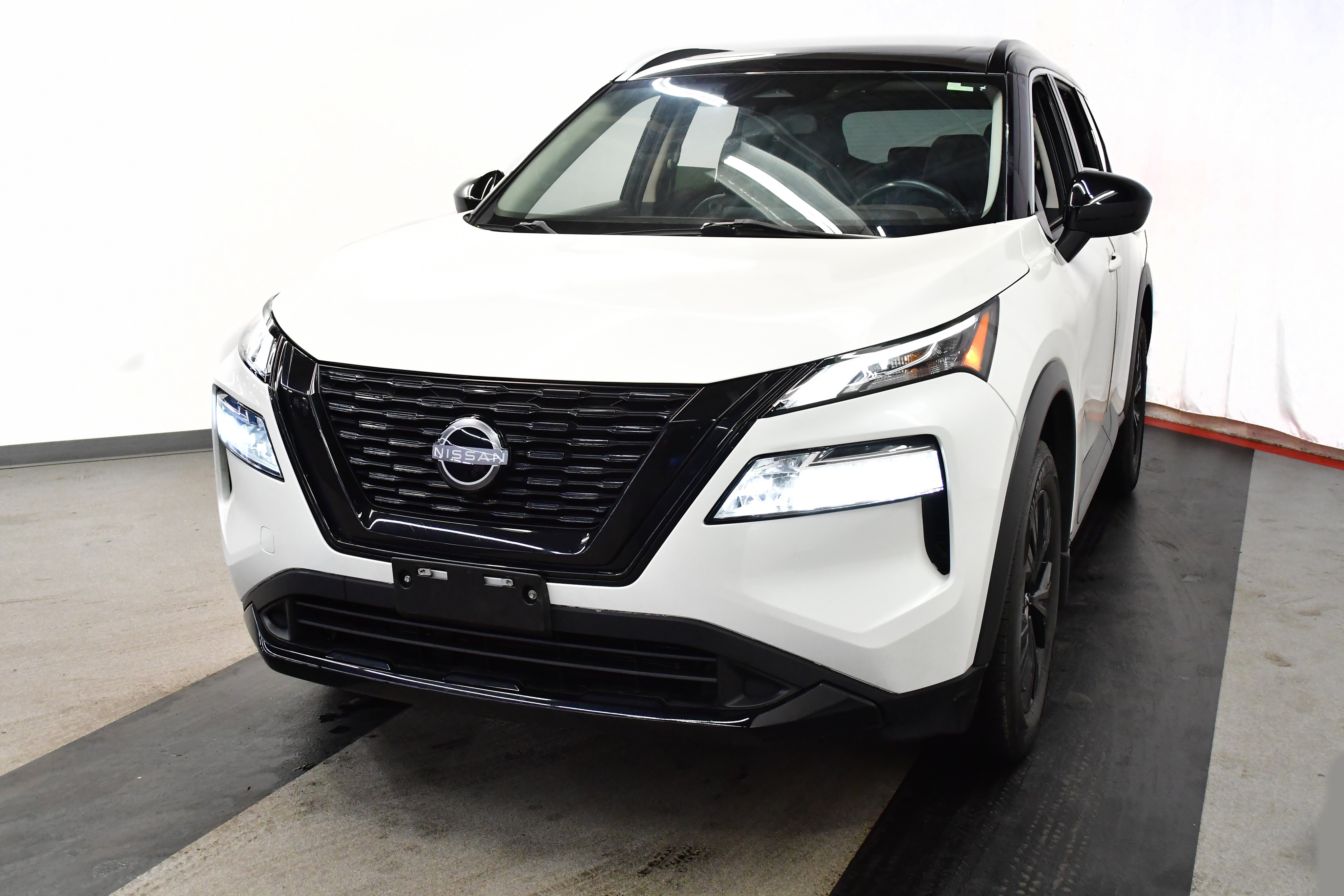 Used 2023 Nissan Rogue SV w/ SV Premium B Package image 7