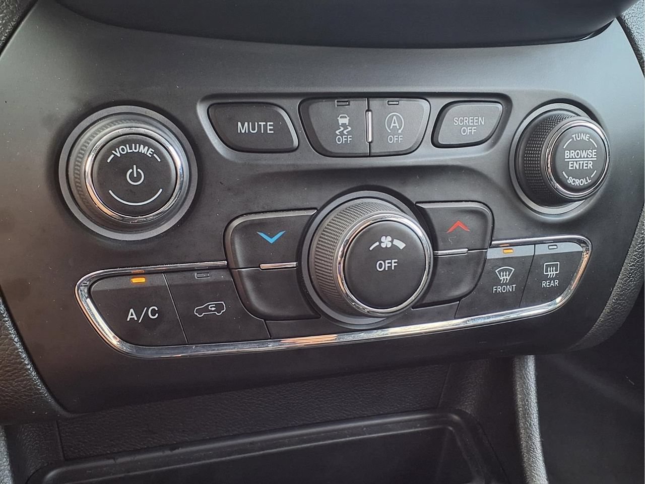 Used 2021 Jeep Cherokee Latitude Lux w/ Mopar Interior Package AWD/4WD image 16