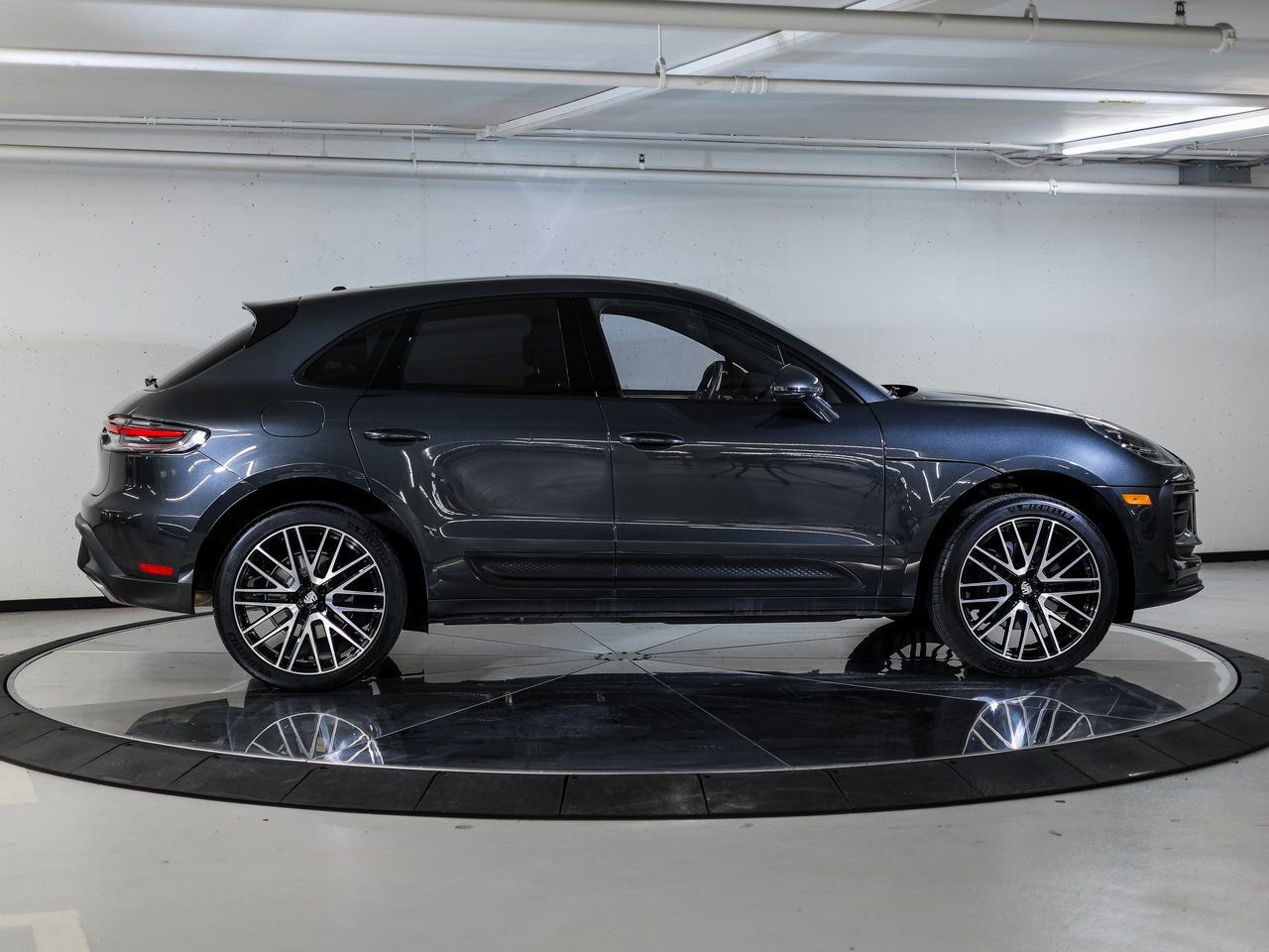 Certified 2025 Porsche Macan AWD/4WD image 8