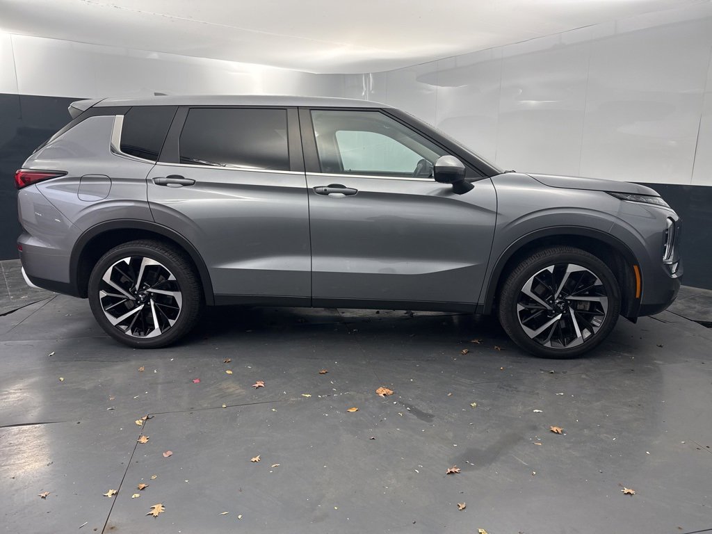 Used 2024 Mitsubishi Outlander SE image 2