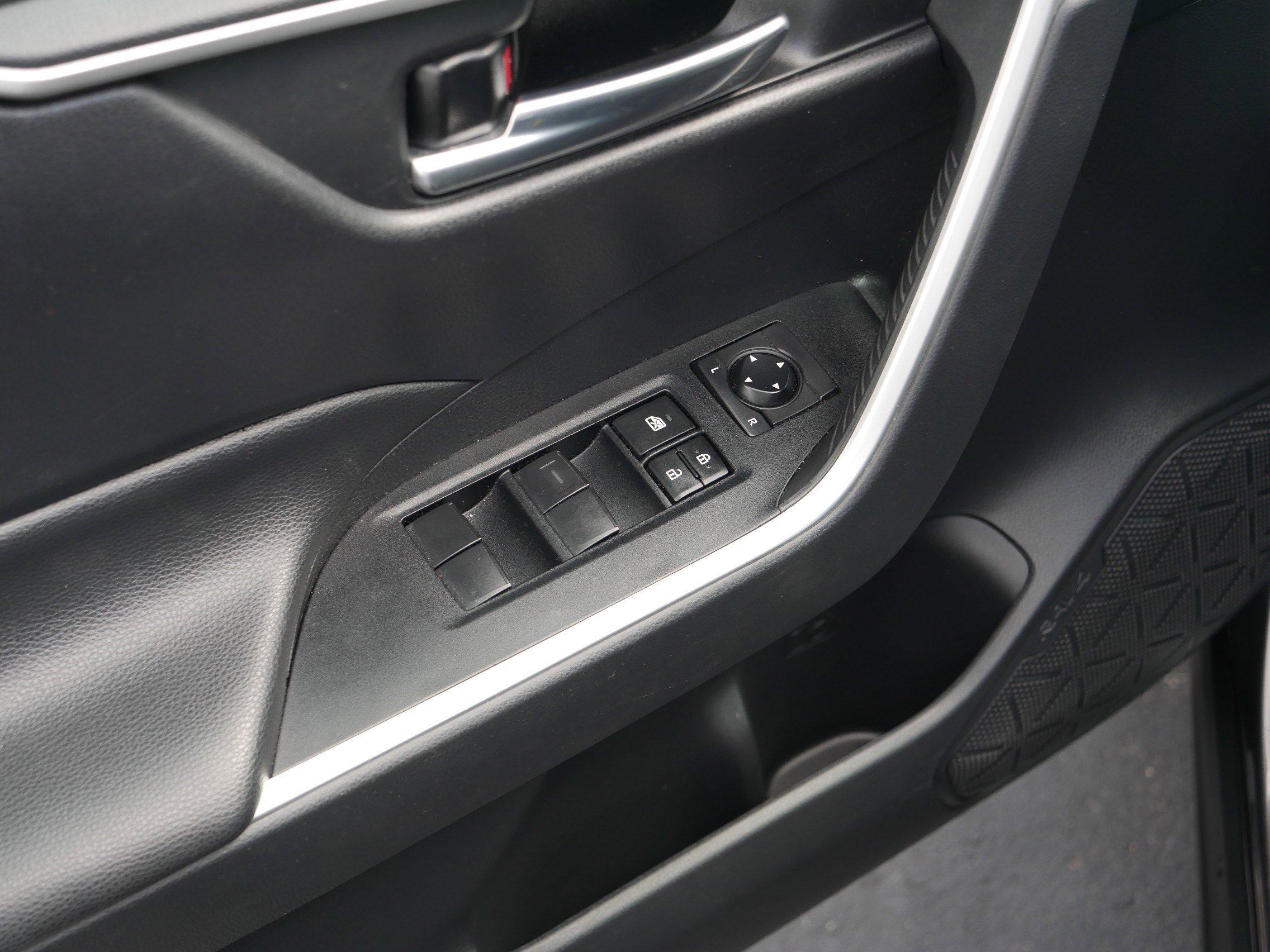 Used 2019 Toyota RAV4 XLE image 19
