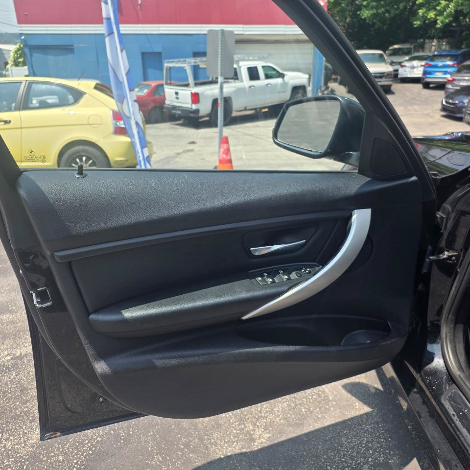 Used 2014 BMW 320i xDrive Sedan AWD/4WD image 30