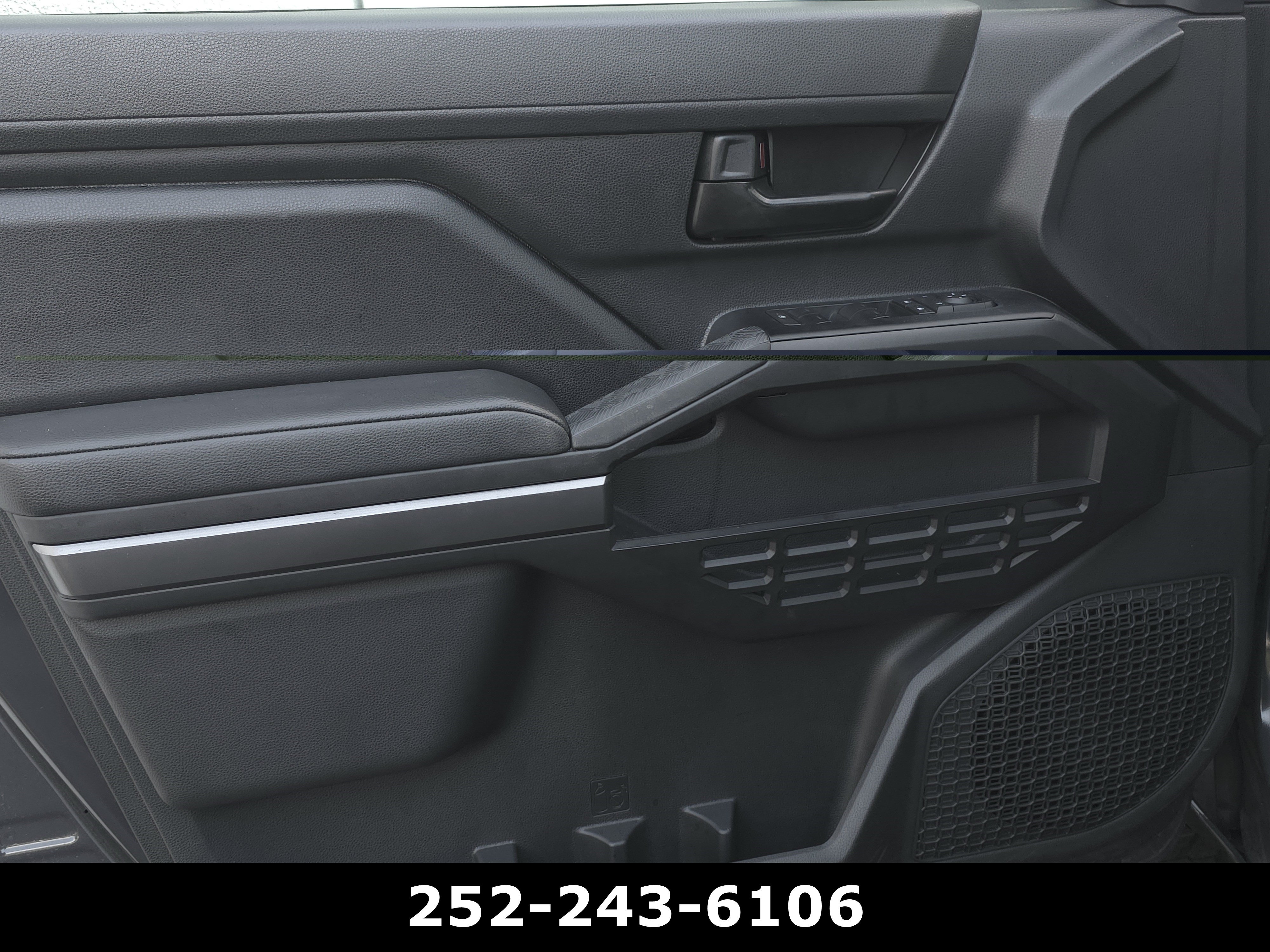 Used 2025 Toyota Tacoma SR5 AWD/4WD image 27