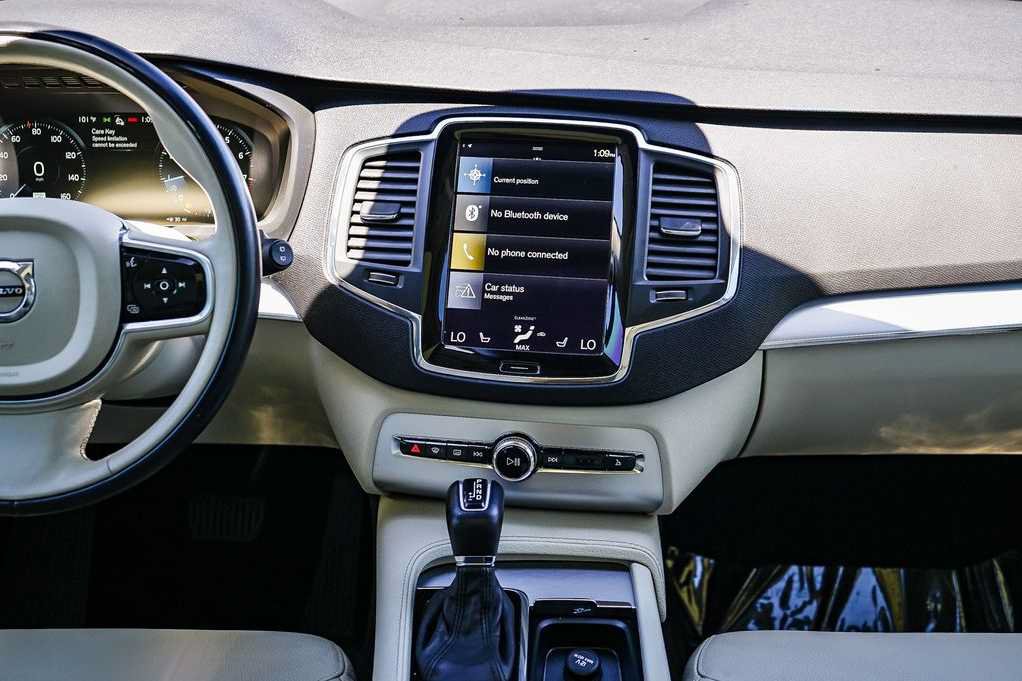 Used 2018 Volvo XC90 T6 Momentum w/ Convenience Package AWD/4WD image 13