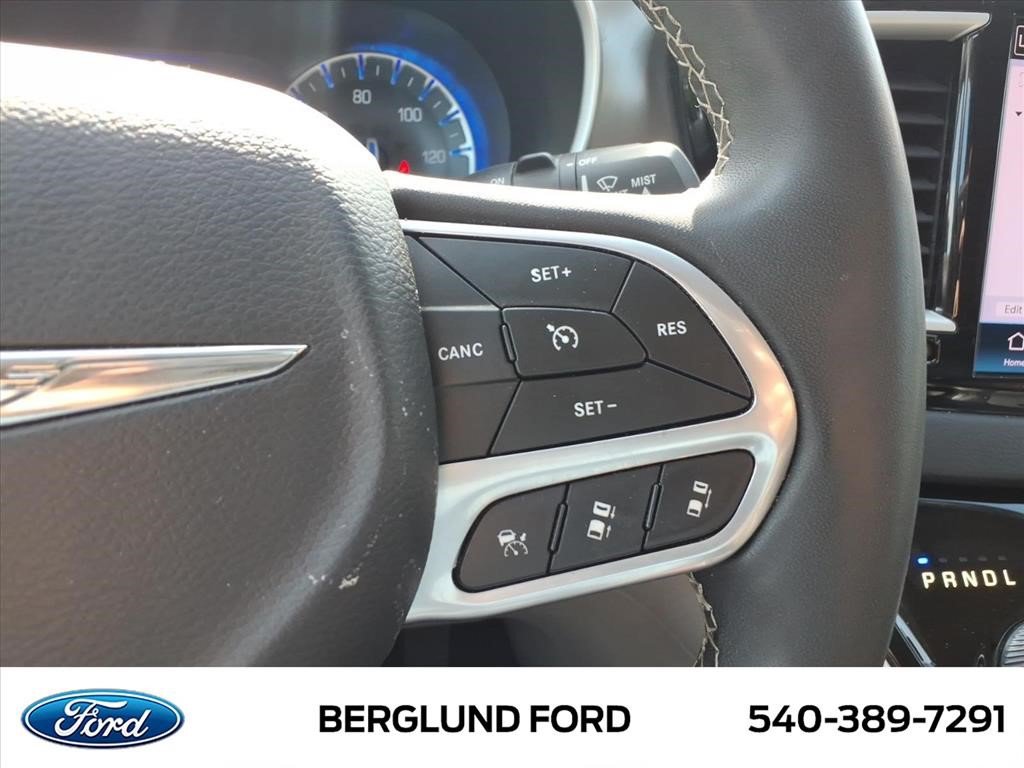 Used 2023 Chrysler Pacifica Touring-L FWD image 35