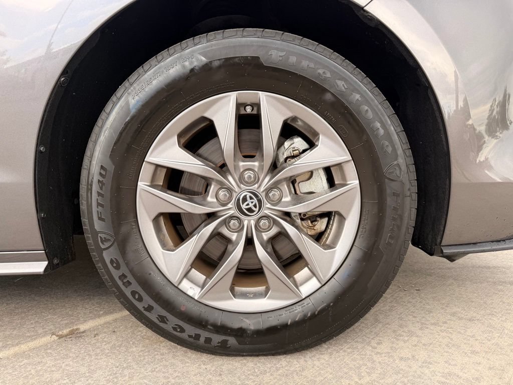 Used 2023 Toyota Sienna XLE w/ XLE Plus Package AWD/4WD image 33