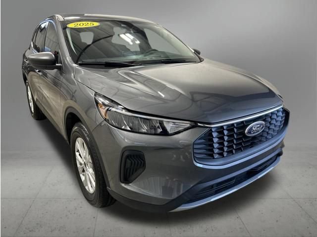 Used 2025 Ford Escape Active AWD/4WD image 8