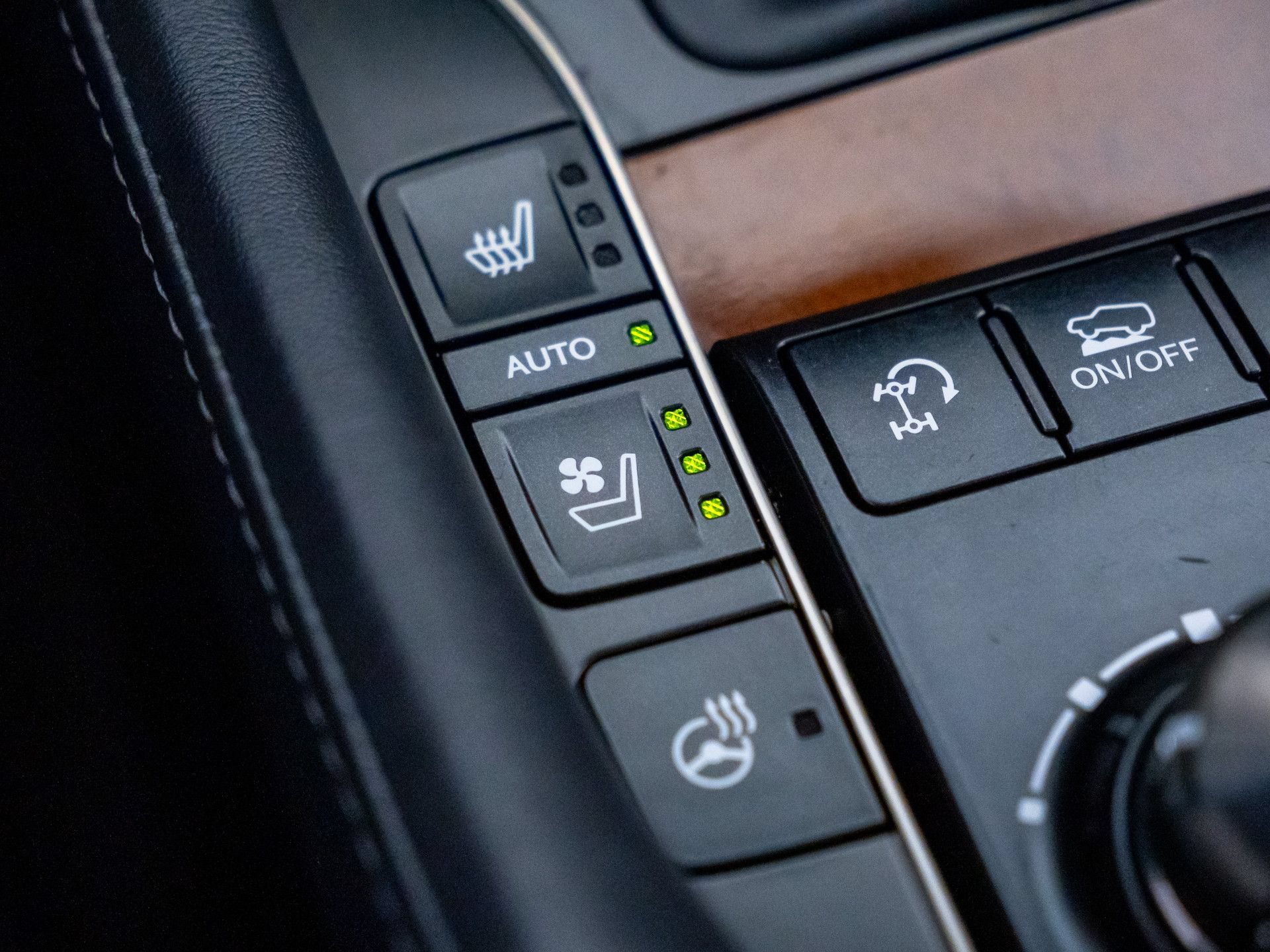 Used 2020 Lexus LX 570 4WD w/ Luxury Package image 31