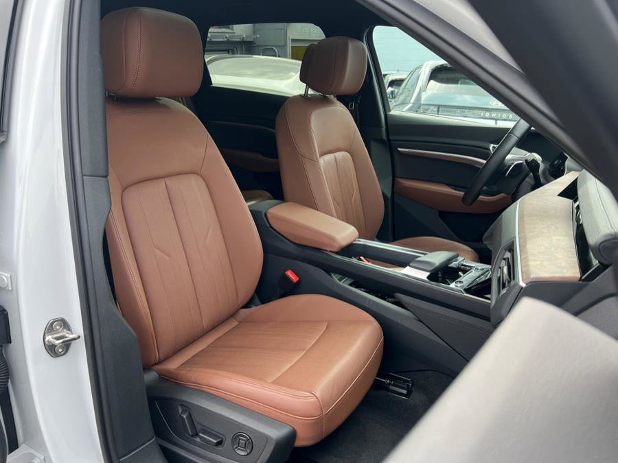 Used 2023 Audi e-tron Premium Plus w/ Premium Plus Package image 32