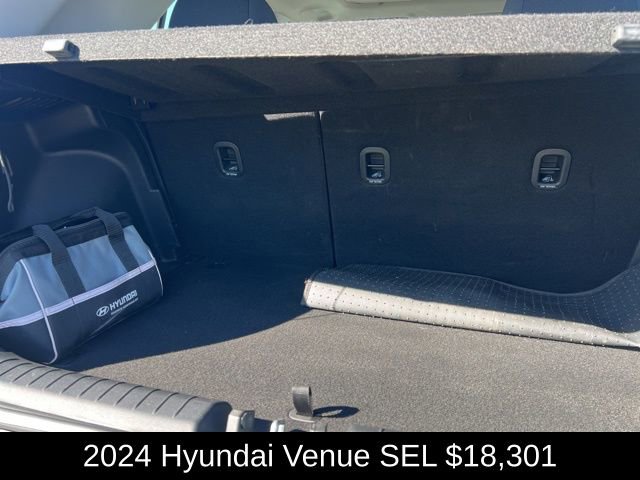 Used 2024 Hyundai Venue SEL image 11