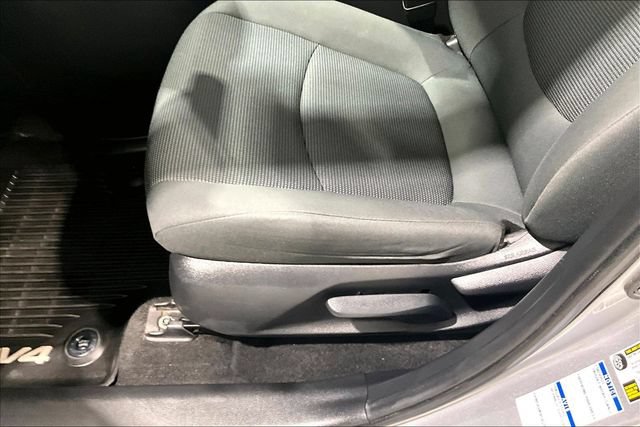 Used 2020 Toyota RAV4 LE AWD/4WD image 23