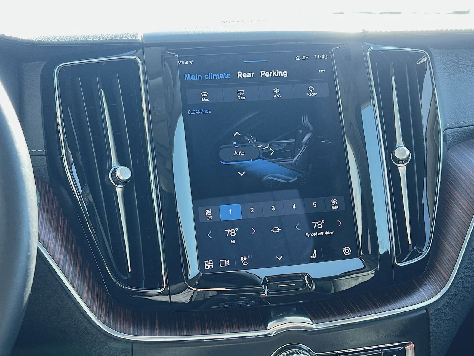 Certified 2023 Volvo XC60 B6 Ultimate w/ Climate Package image 21