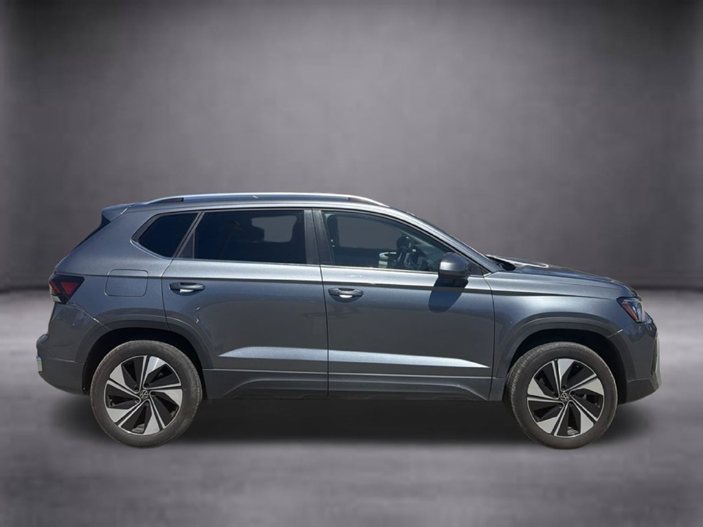 Used 2025 Volkswagen Taos SE AWD/4WD image 3