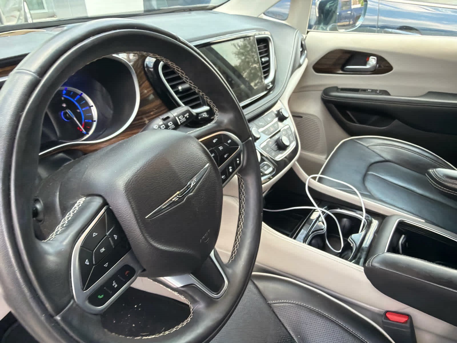 Used 2022 Chrysler Pacifica Limited w/ Uconnect Theater Family Group FWD image 9
