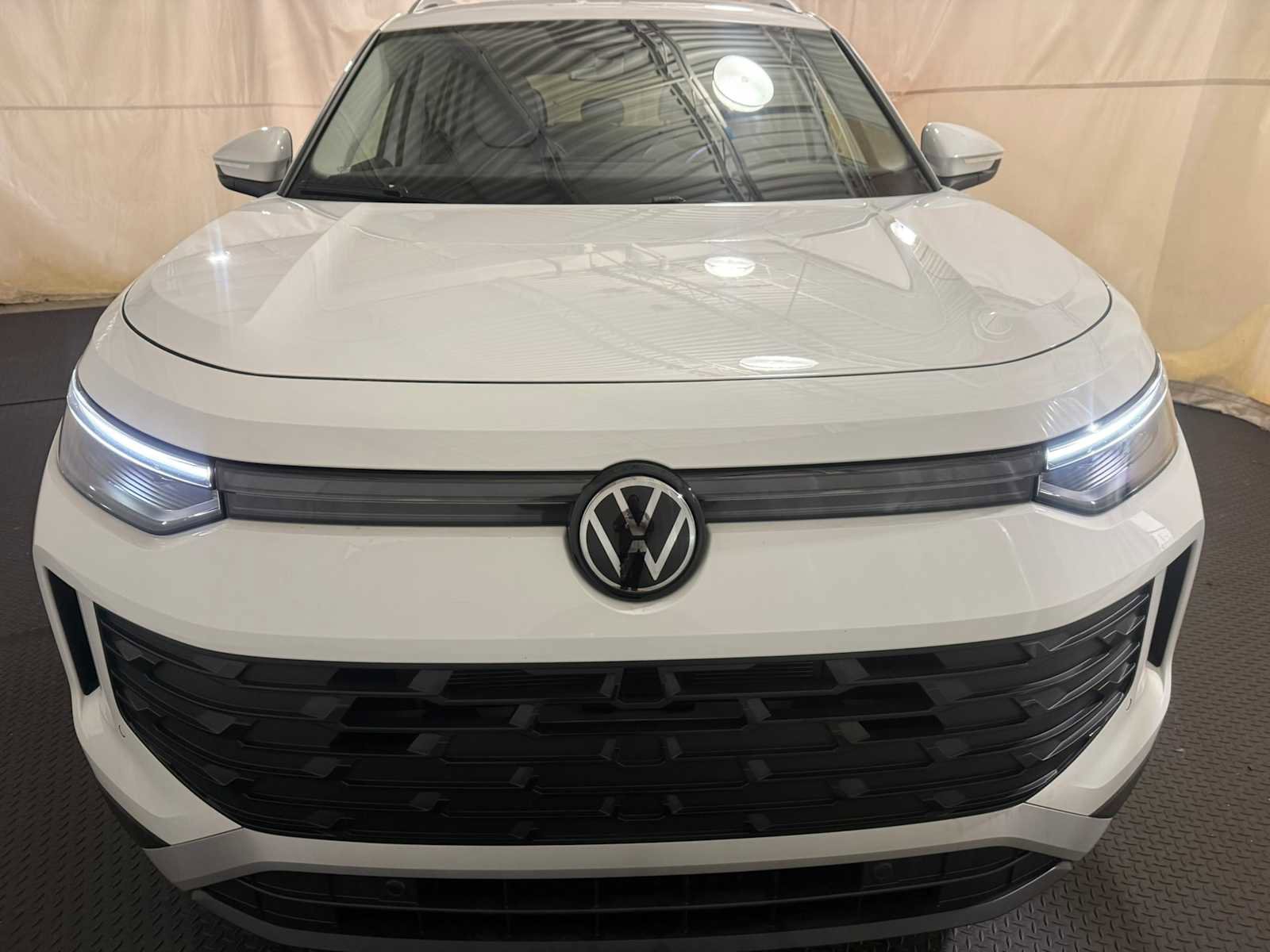 Certified 2025 Volkswagen Tiguan SE image 3