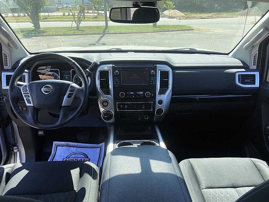 Used 2018 Nissan Titan SV w/ SV Convenience Package image 16