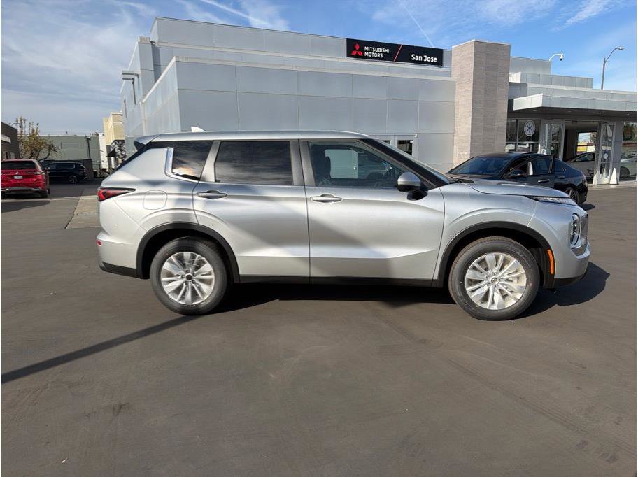 New 2026 Mitsubishi Outlander ES FWD image 4