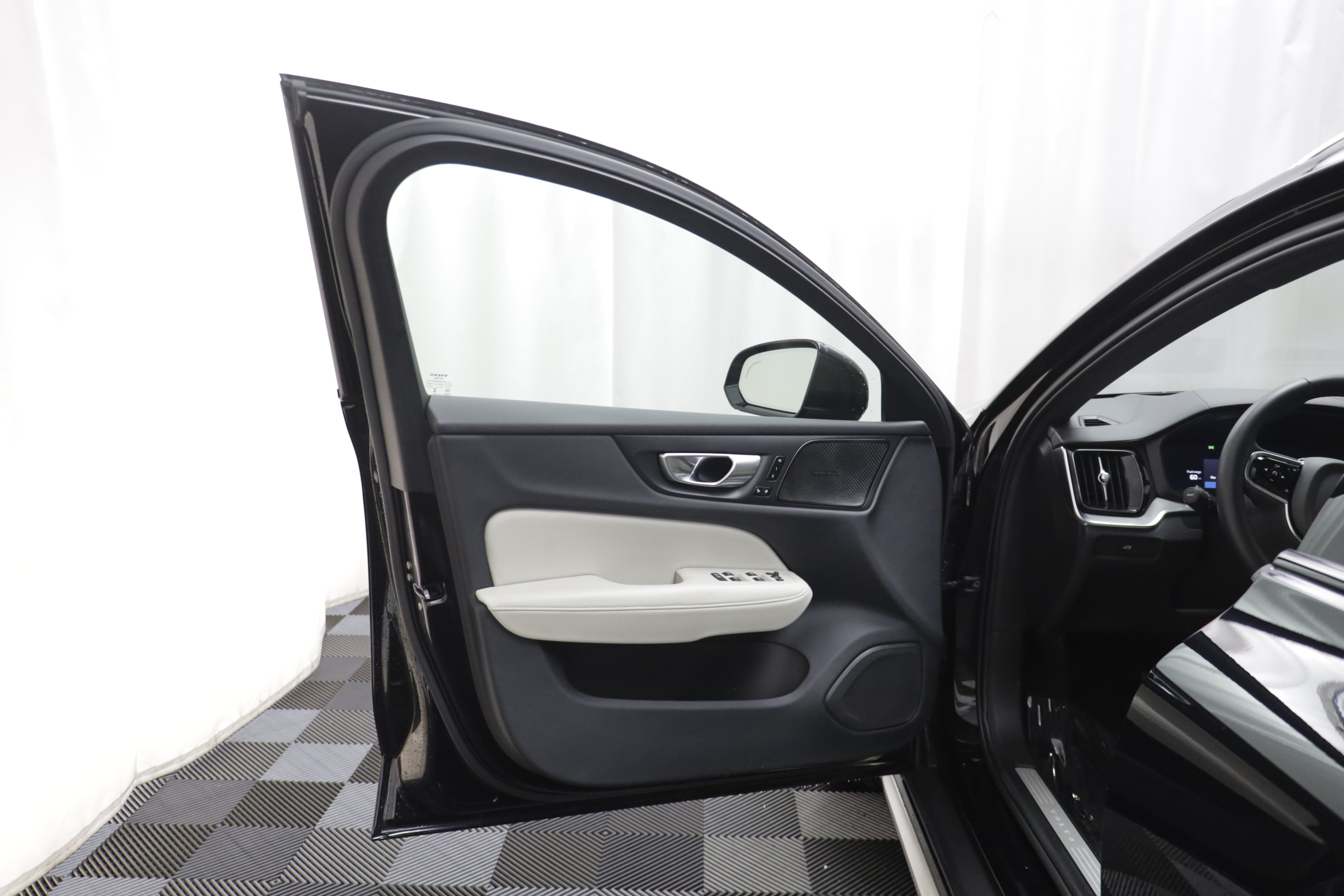 Used 2024 Volvo V60 B5 Cross Country Ultimate w/ Protection Package Premier AWD/4WD image 4