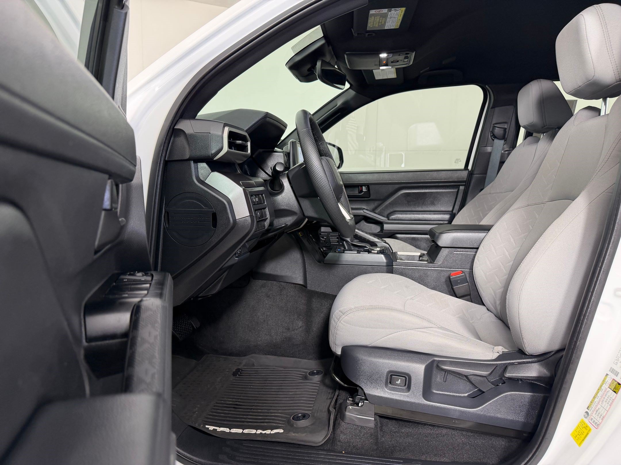 Used 2025 Toyota Tacoma SR5 AWD/4WD image 5