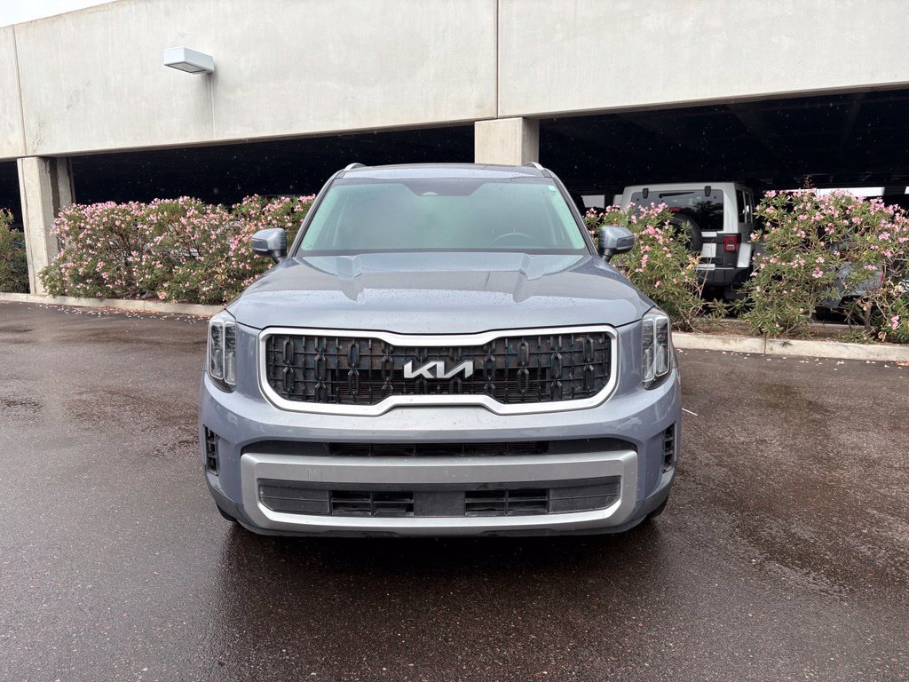 Used 2023 Kia Telluride EX w/ EX Captain's Chair Package FWD image 3