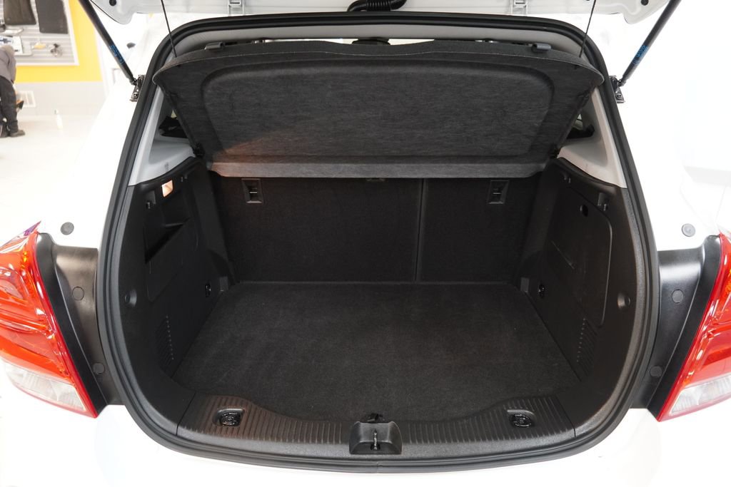 Used 2022 Chevrolet Trax LT w/ LT Convenience Package image 12