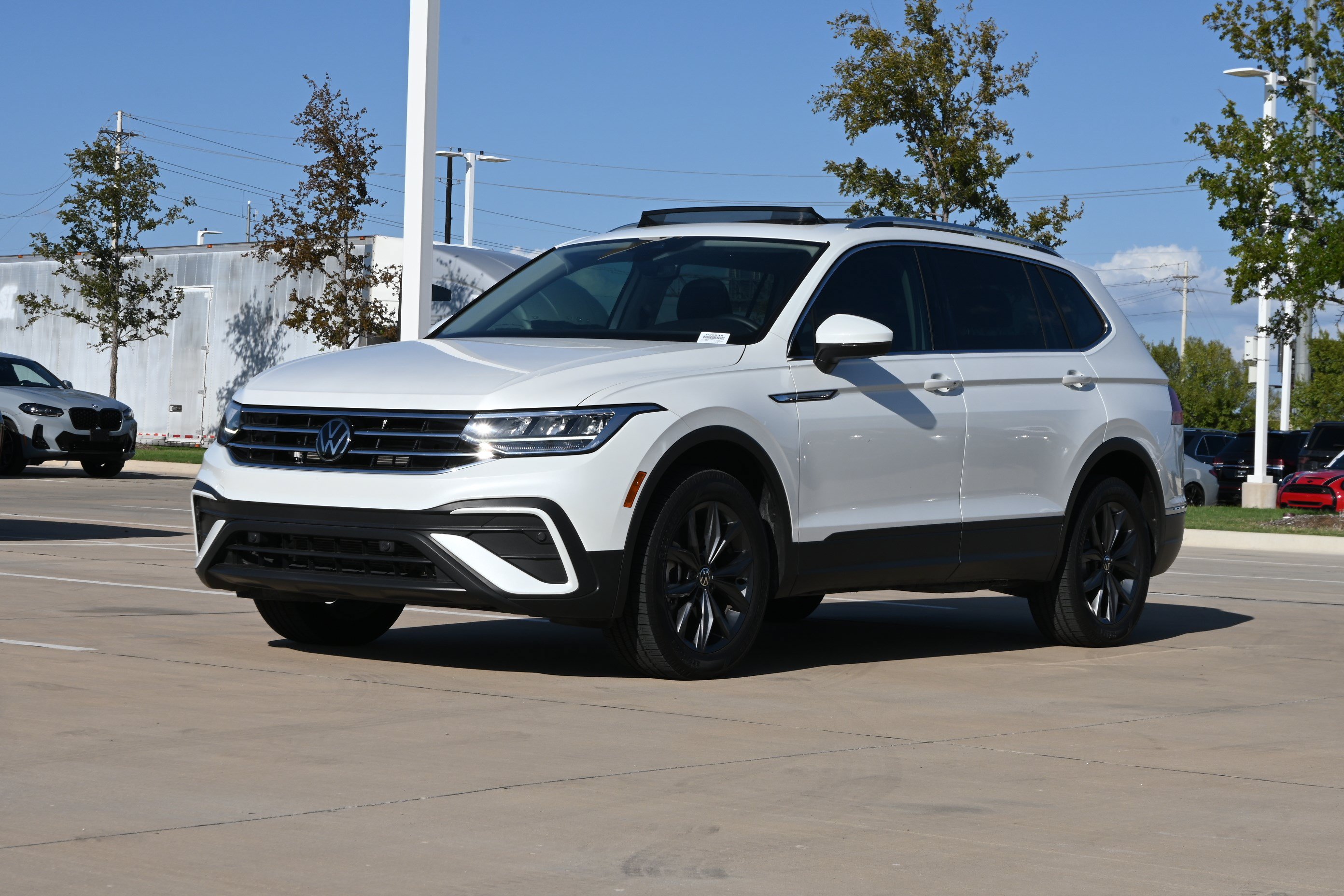 Used 2023 Volkswagen Tiguan SE w/ Panoramic Sunroof Package FWD image 5