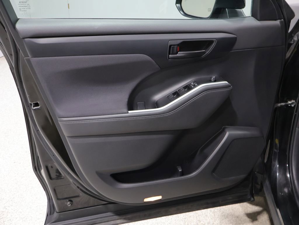 Used 2023 Toyota Highlander LE image 13
